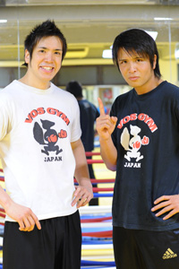 ヨハンボス スポーツ スクールコーチ：Hiroshi と Tsuyoshi