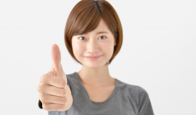 「いいね」をする女性
