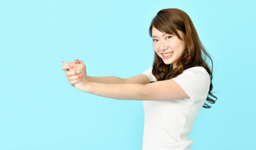 腕をストレッチする女性
