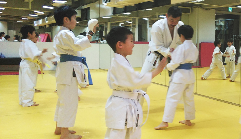 空手の稽古をする子どもたち